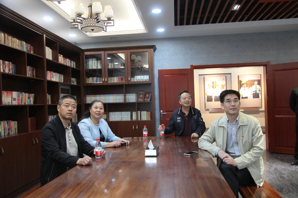 2019年10月11日，連云港市退役軍人事務(wù)局王永仕局長(zhǎng)一行到1號(hào)樓參觀(guān)展館